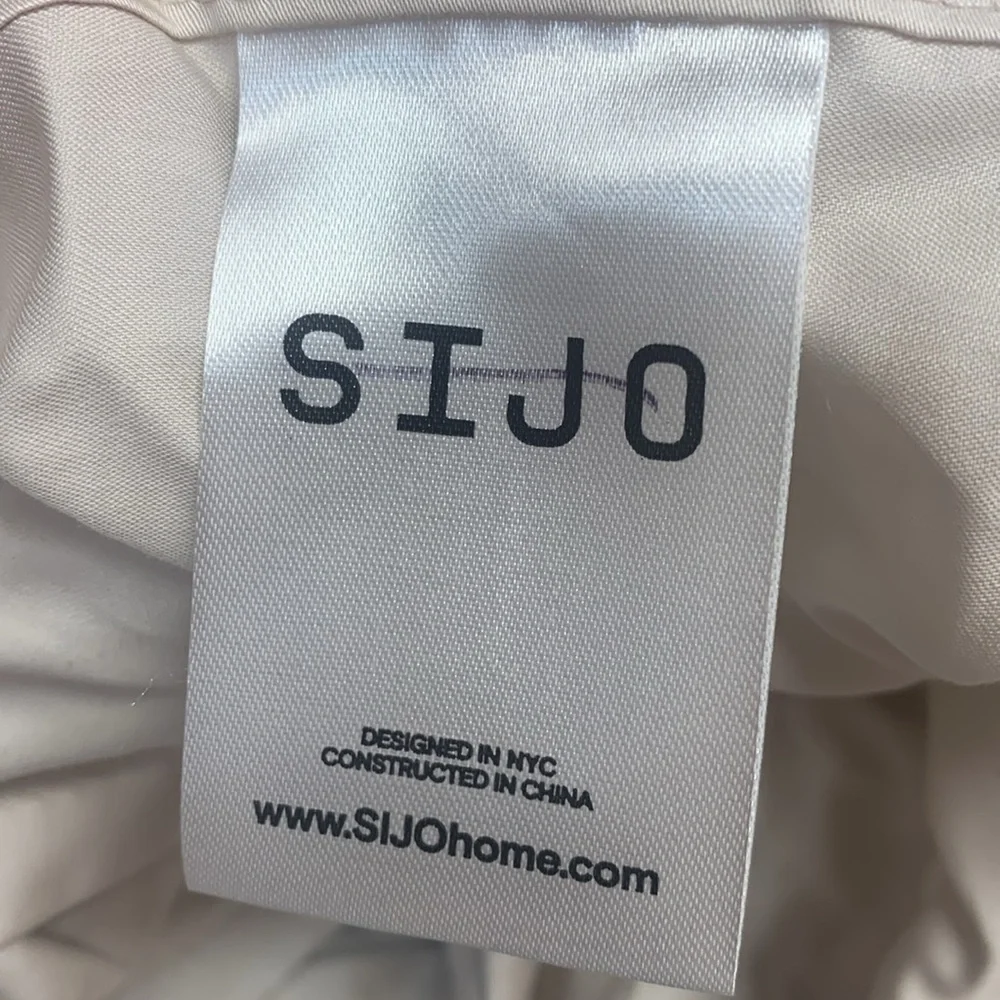 SIJO Full/ queen sheet set of 2 1 queen fitted one full/ queen flat new